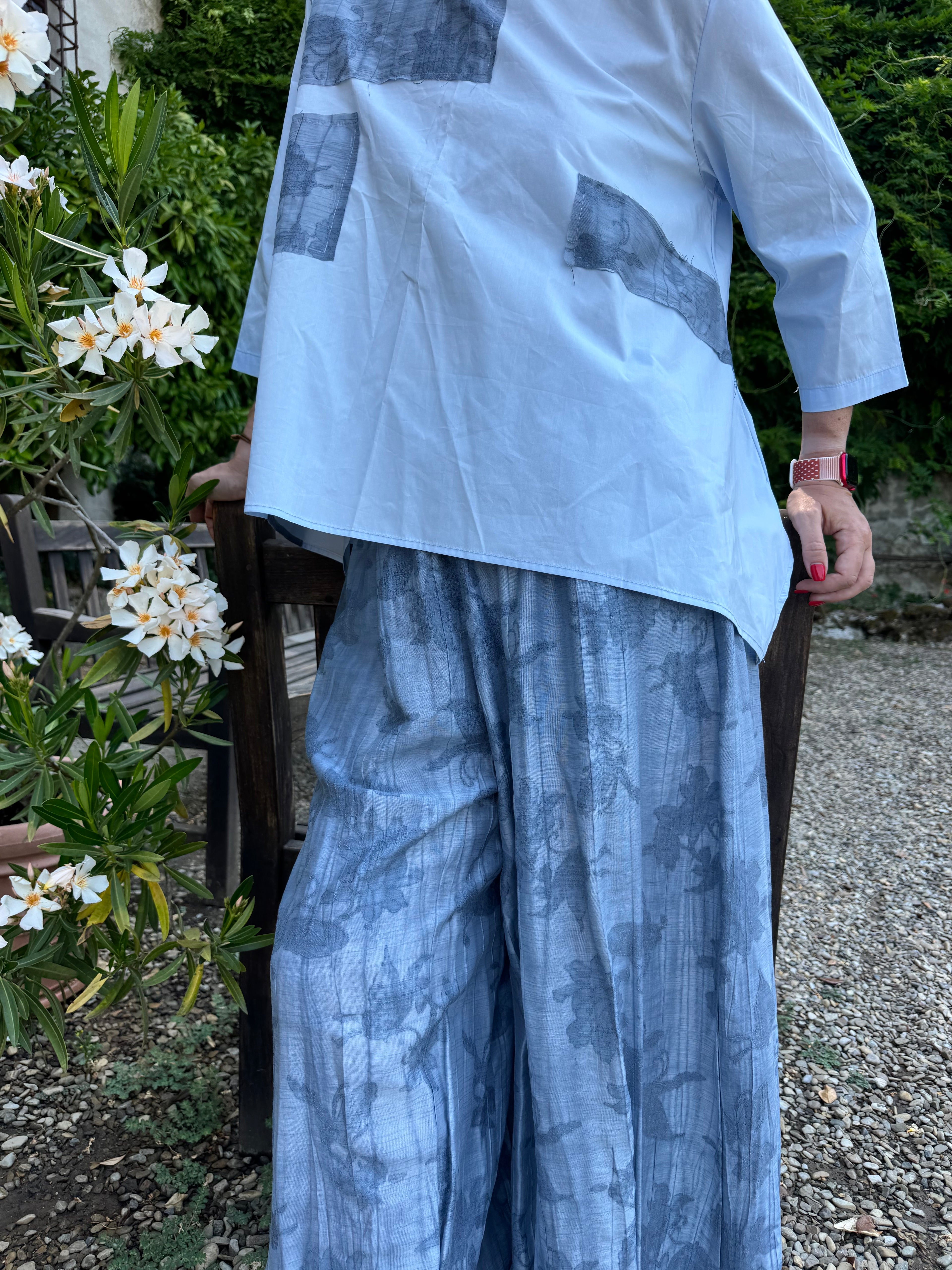 Blusa con parches florales