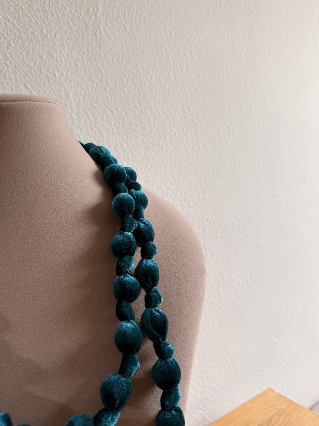 Collar bola pequeña terciopelo
