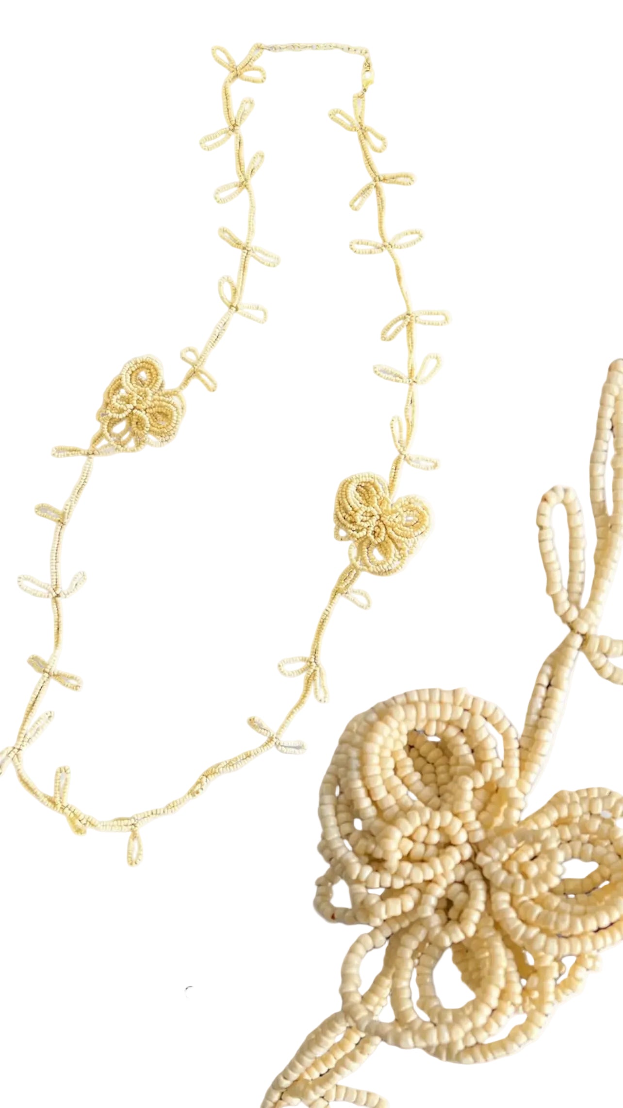 Collar floral de abalorios