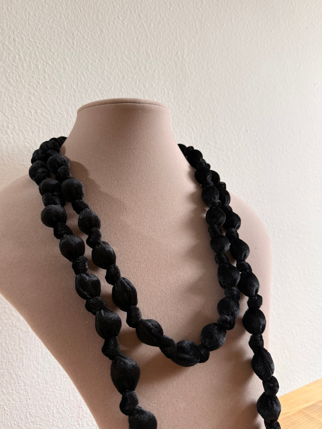Collar bola pequeña terciopelo