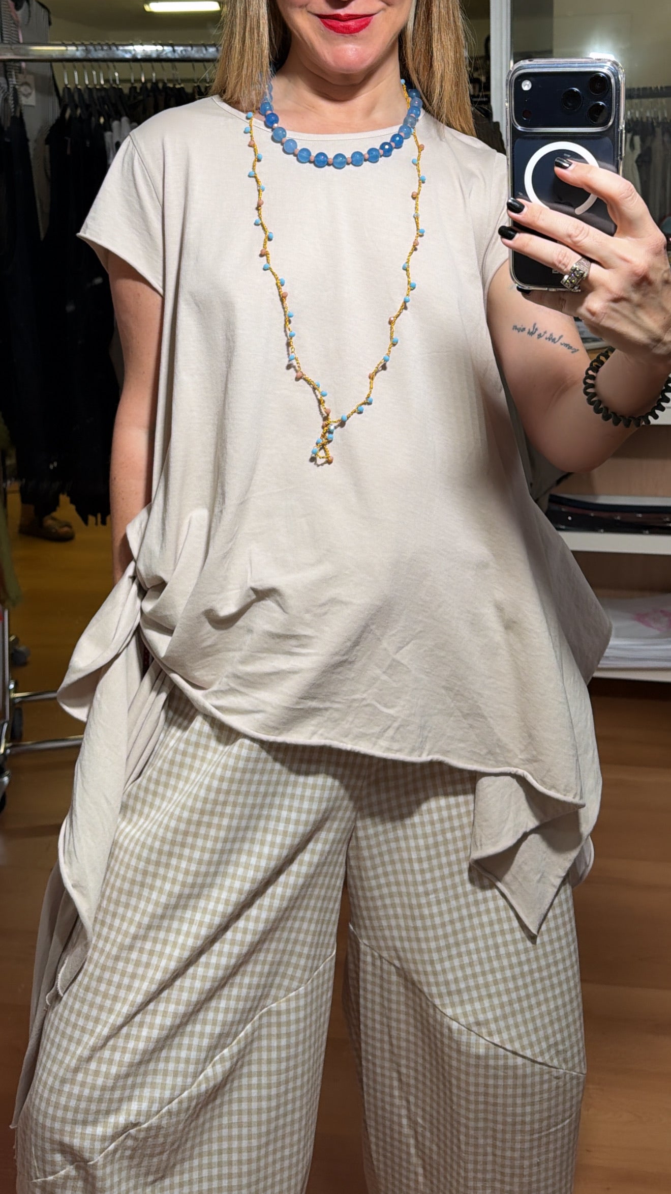 Camiseta irregular con pico