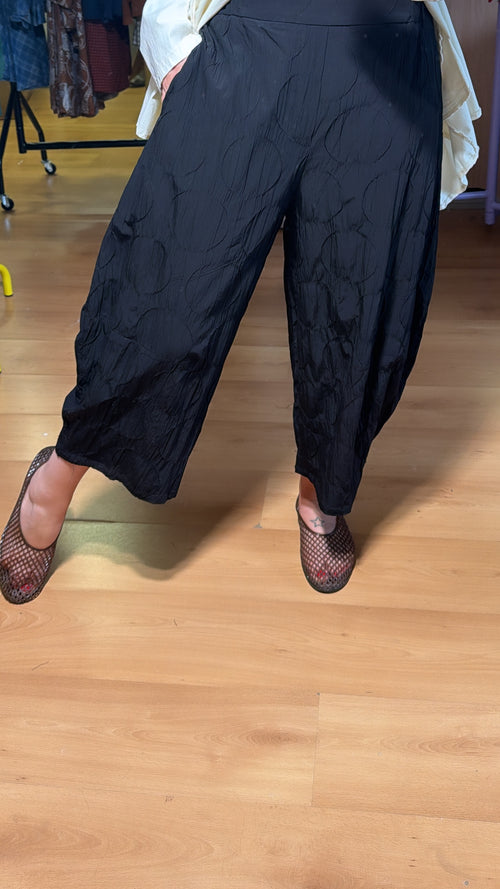 Pantalón negro topos a relieve