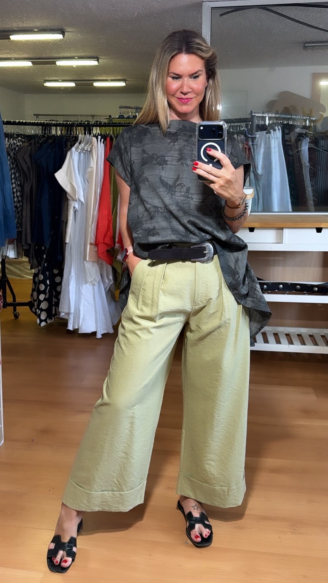 Blusa fluida estampada con bajo asimétrico