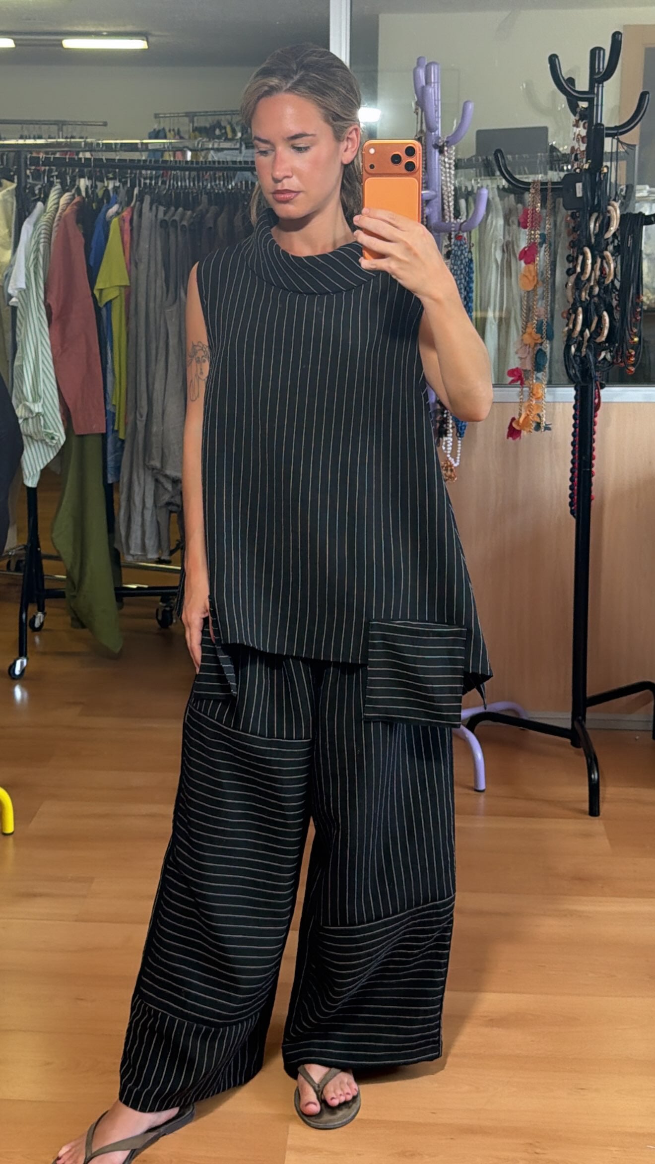 Pantalon negro de rayas