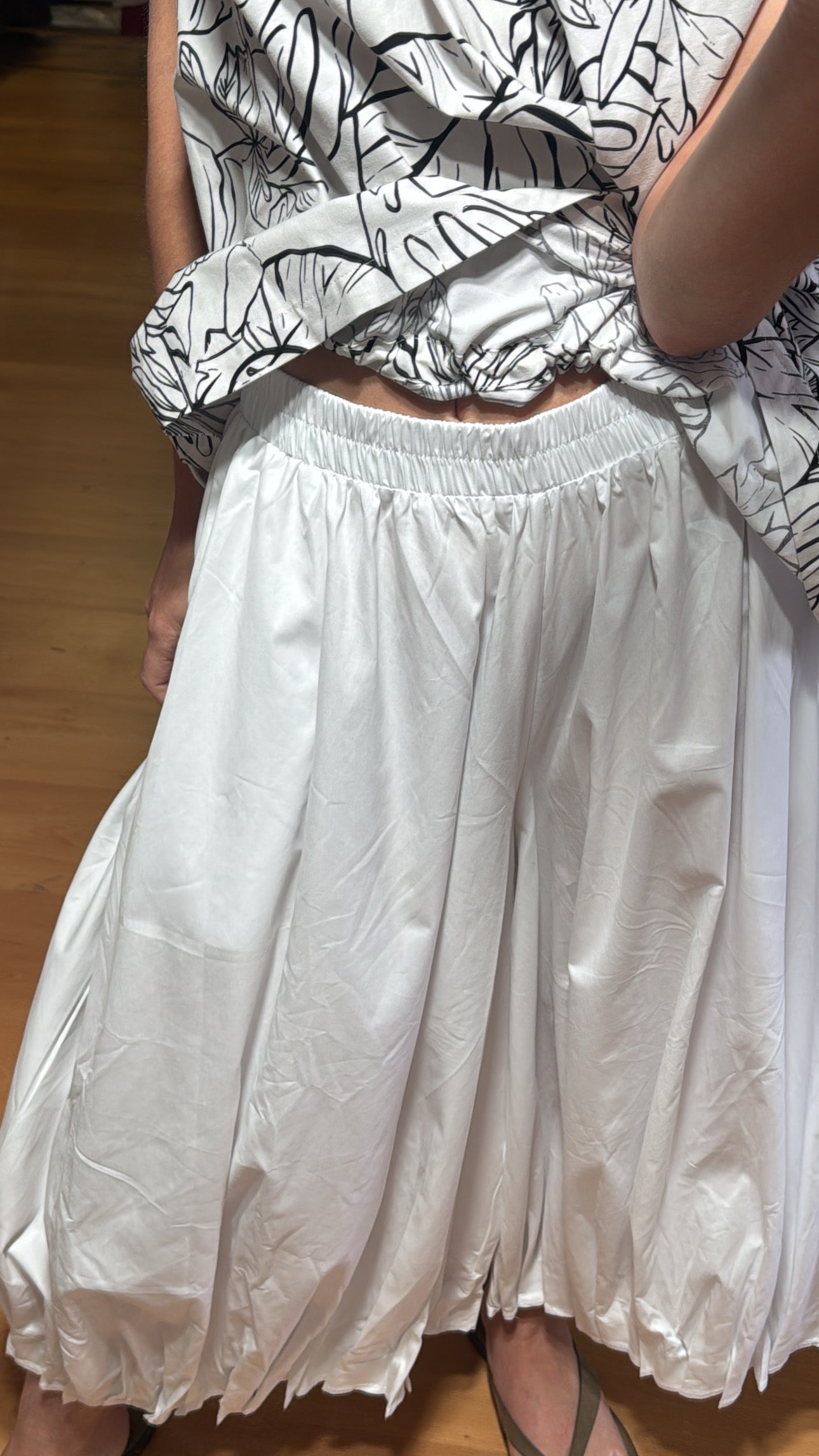 Pantalón pliegues en el bajo