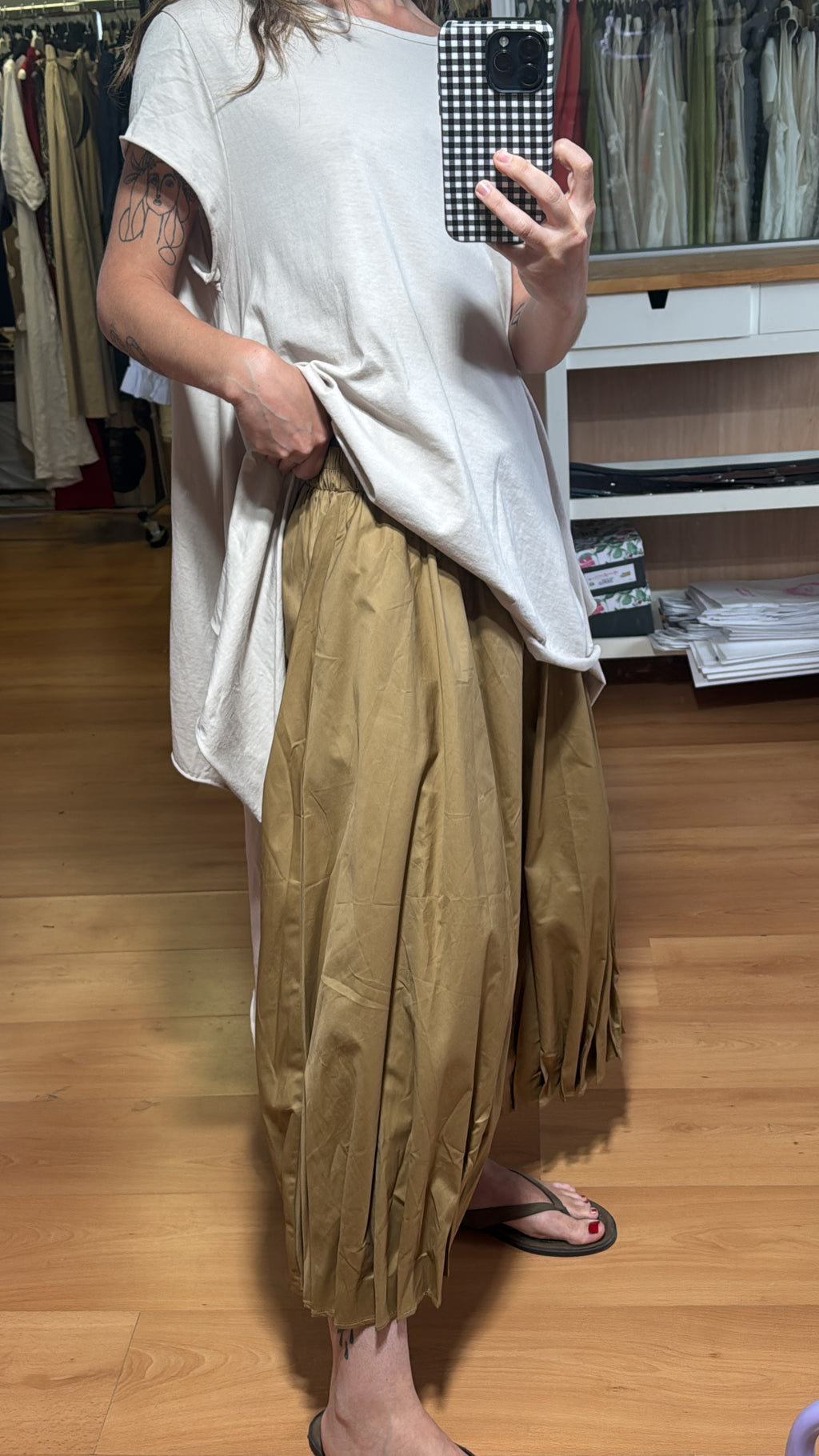 Pantalón pliegues en el bajo