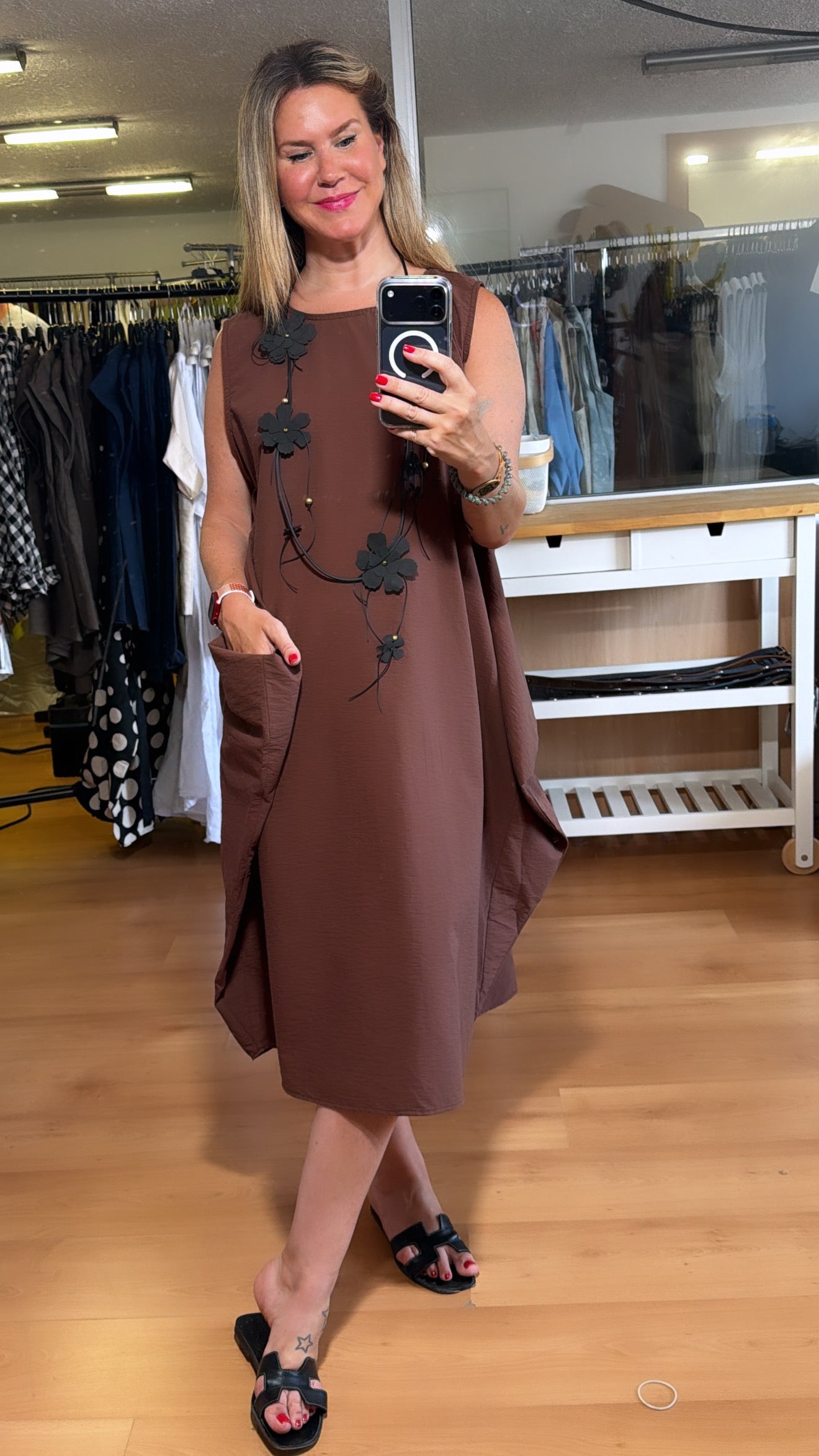 Vestido sin mangas con picos laterales