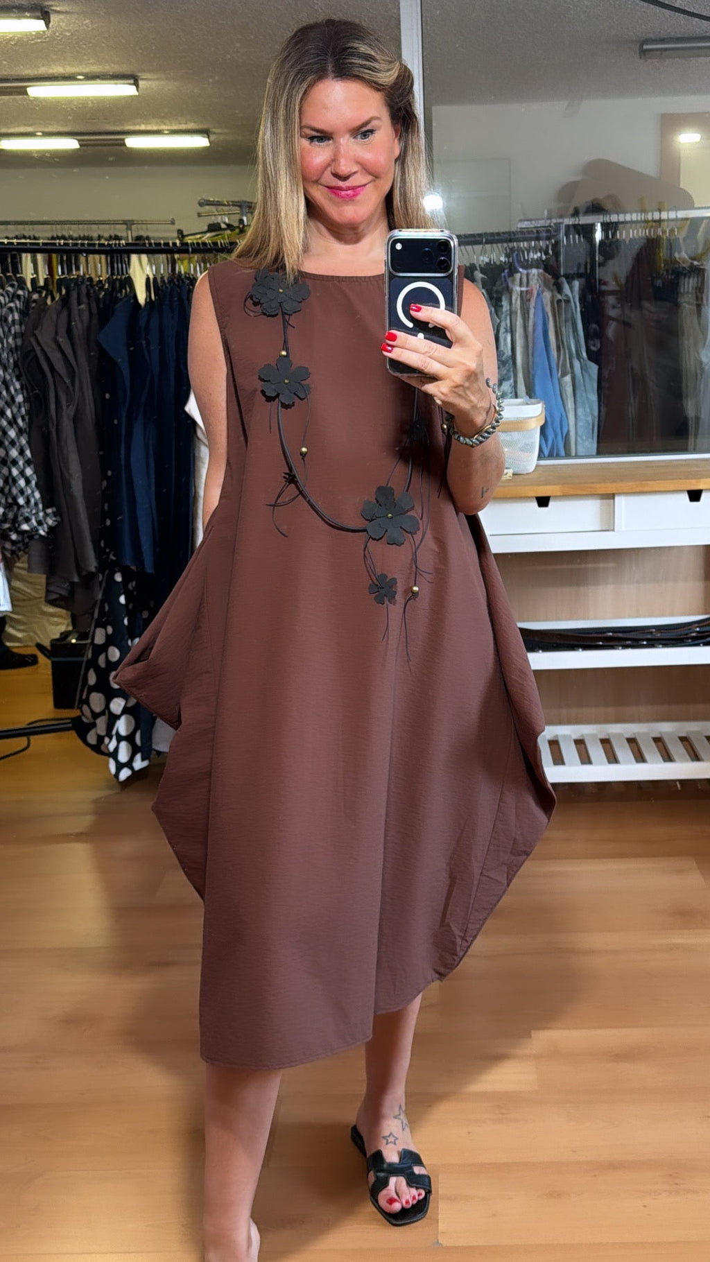 Vestido sin mangas con picos laterales