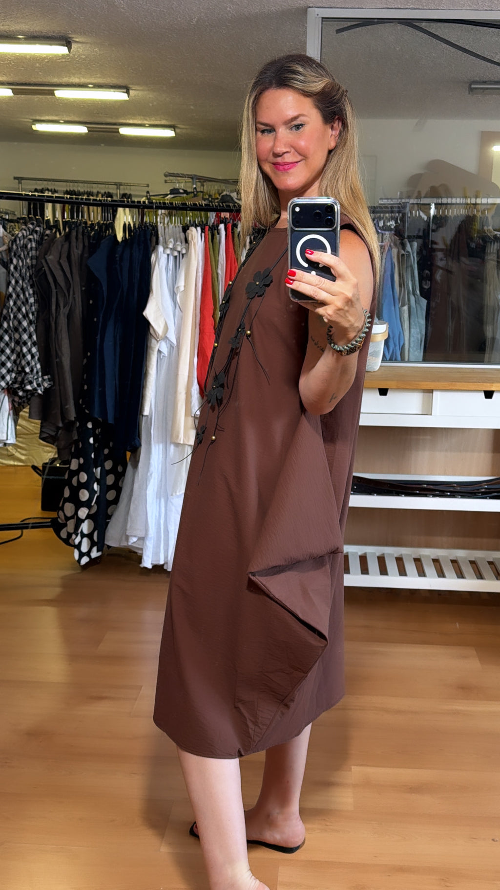Vestido sin mangas con picos laterales