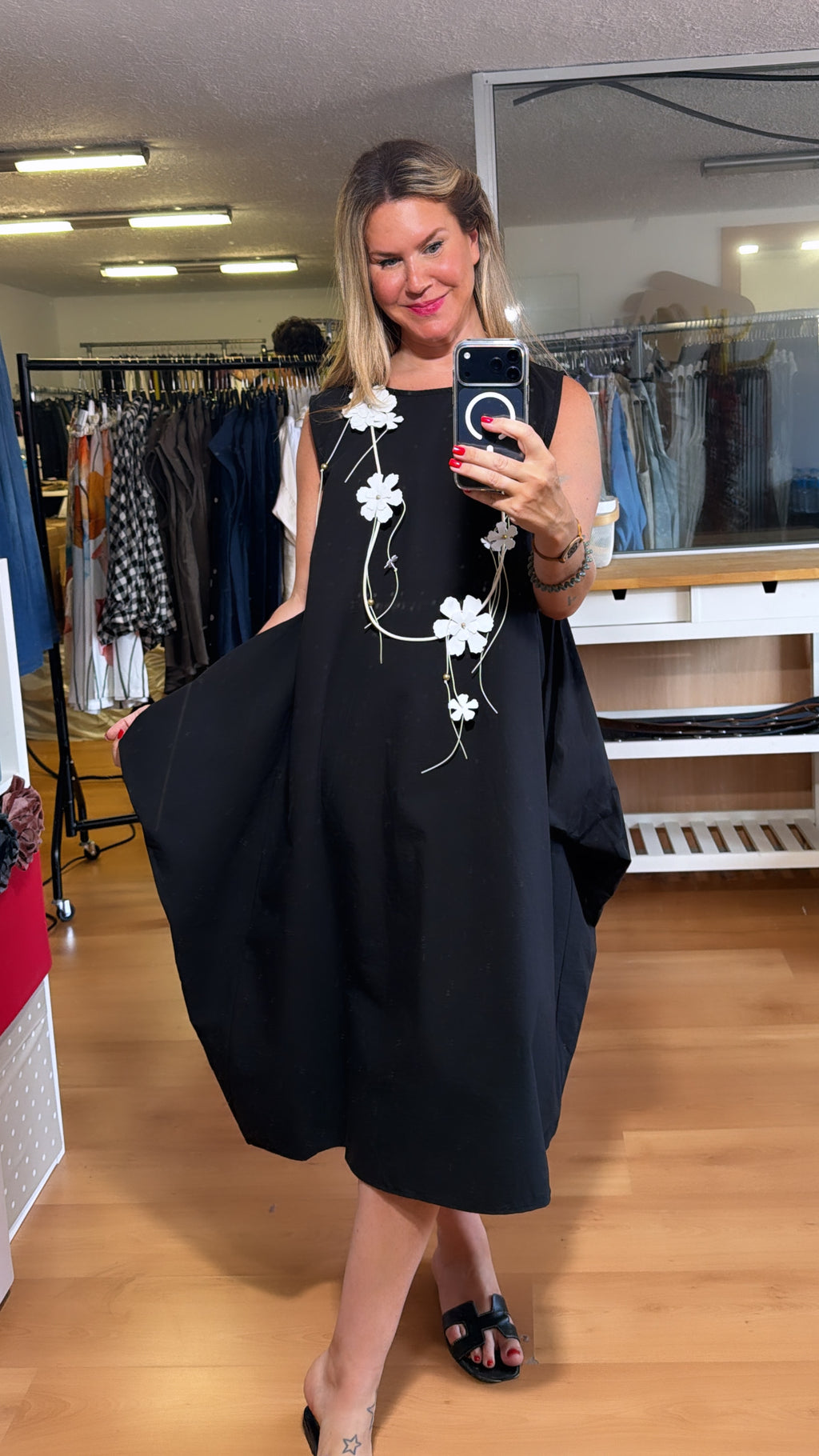 Vestido sin mangas con picos laterales