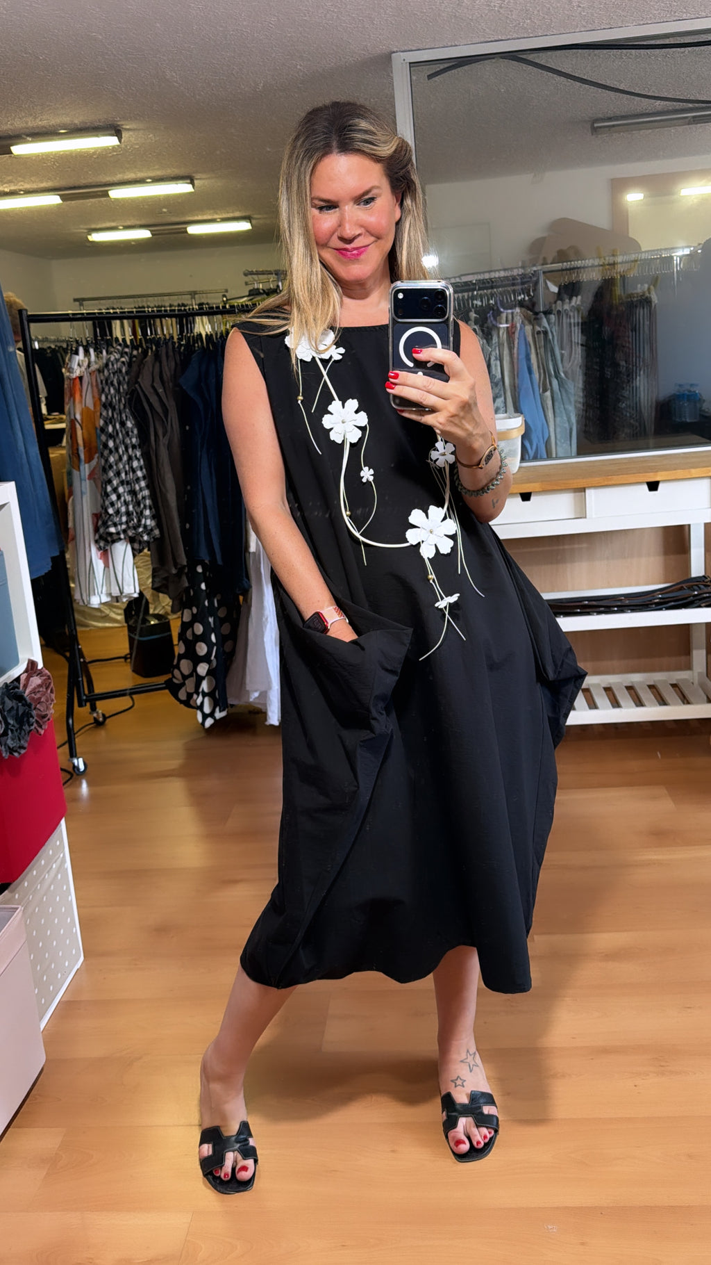 Vestido sin mangas con picos laterales