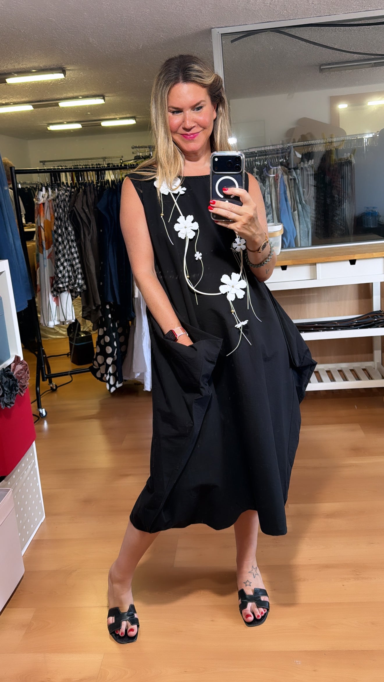 Vestido sin mangas con picos laterales