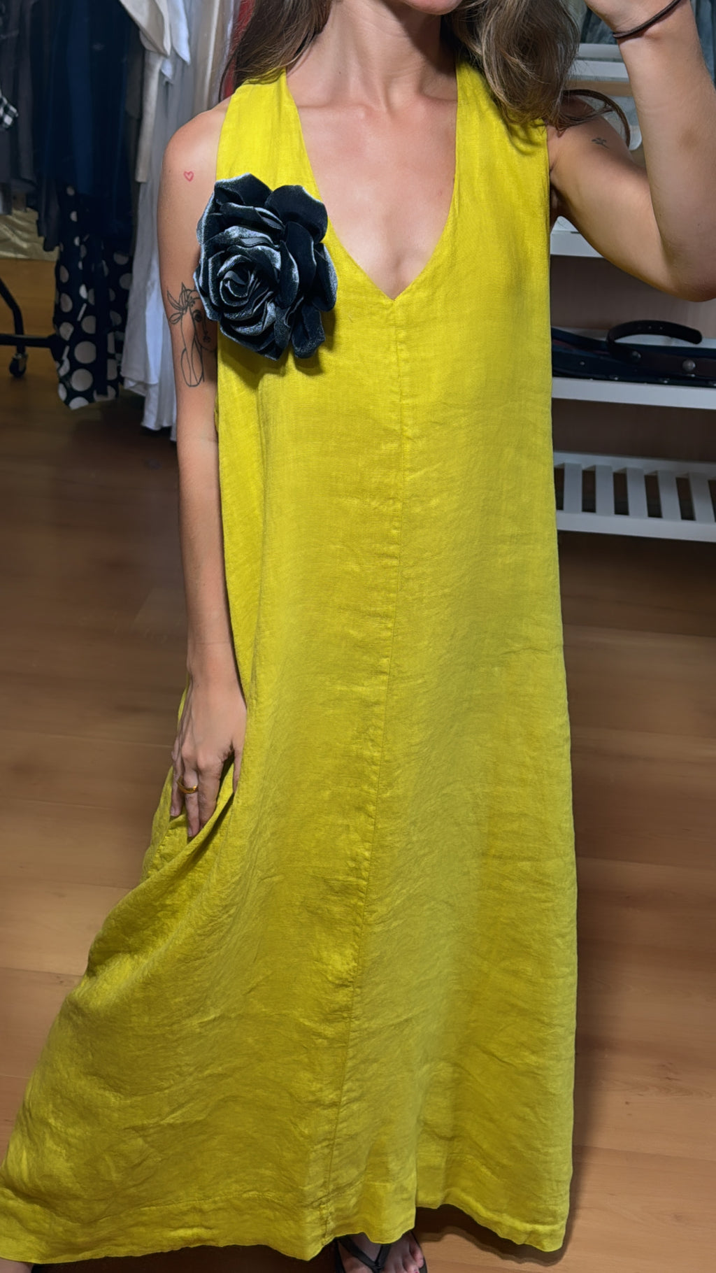 Vestido de lino cruzado en la espalda